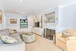 7-acre Stone Manor w/ Pool + Hot Tub Built in 1787