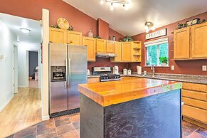 Charming Wasilla Retreat: Walk to Lake Lalen!