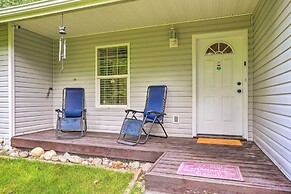 Charming Wasilla Retreat: Walk to Lake Lalen!