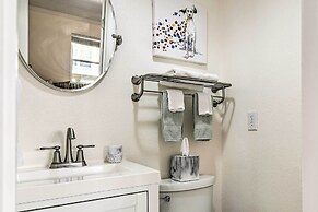 Chic Gulf Shores Condo w/ Pool & Beach Access