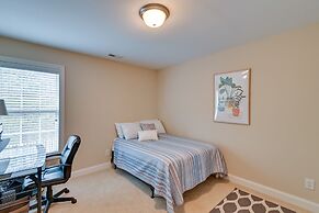 Charming Fayetteville Townhome, 9 Mi to Downtown!