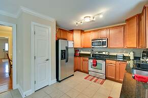 Charming Fayetteville Townhome, 9 Mi to Downtown!