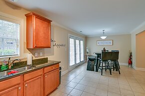 Charming Fayetteville Townhome, 9 Mi to Downtown!