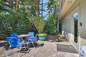 Coos Bay Cottage w/ Fireplace & BBQ Patio!