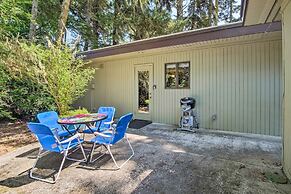 Coos Bay Cottage w/ Fireplace & BBQ Patio!