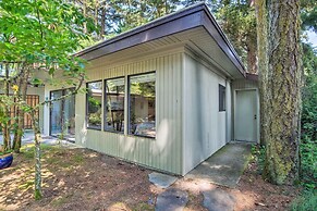 Coos Bay Cottage w/ Fireplace & BBQ Patio!