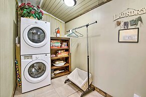 Coos Bay Cottage w/ Fireplace & BBQ Patio!