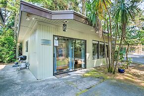 Coos Bay Cottage w/ Fireplace & BBQ Patio!