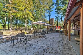 Countryside Cabin Retreat w/ Outdoor Kitchen!