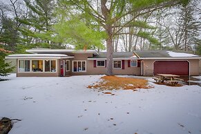 Cozy Cottage w/ Sunroom - Walk to Higgins Lake!