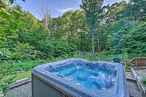 Cozy Mount Snow Chalet w/ Game Room & Hot Tub