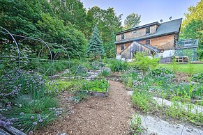 Cozy Mount Snow Chalet w/ Game Room & Hot Tub