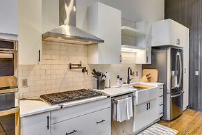 Downtown Omaha Getaway w/ Deck & Gas Grill!