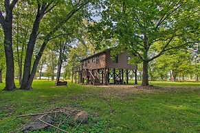Cozy Riverfront Getaway: Fishing On-site!
