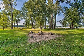 Cozy Riverfront Getaway: Fishing On-site!