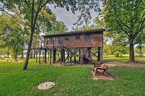Cozy Riverfront Getaway: Fishing On-site!
