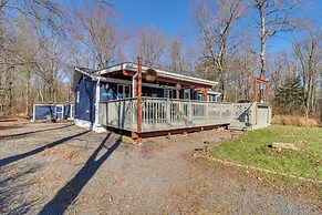 Happy Place by the Lake w/ Fire Pit: Walk to Beach