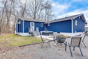 Happy Place by the Lake w/ Fire Pit: Walk to Beach