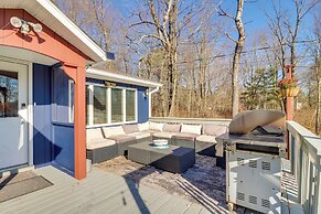 Happy Place by the Lake w/ Fire Pit: Walk to Beach