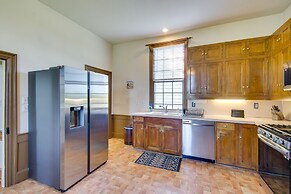 Idyllic Appomattox Home w/ Porch & Rocking Chairs!