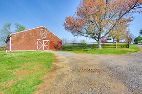 Idyllic Appomattox Home w/ Porch & Rocking Chairs!
