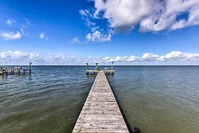 Fishing Pier, Kayaks: Bayfront Home in Palacios!