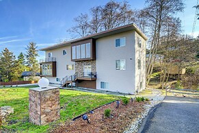 Luxe Federal Way Rental - Walk to the Water!