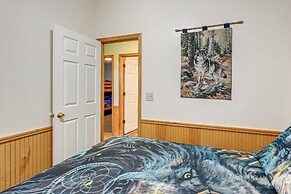 Peaceful Bryson City Cabin - Fire Pit & Hot Tub!