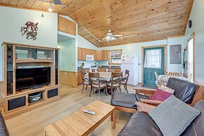 Peaceful Bryson City Cabin - Fire Pit & Hot Tub!