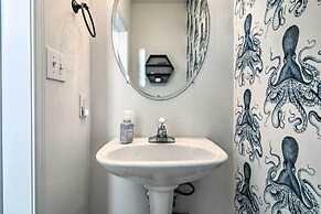 2 Mi to Bethany Beach: Condo w/ Deck & Pool Access