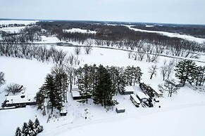 Pine City Getaway, Steps From Snake River!