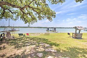 Rustic Lake Buchanan Hideaway w/ Game Room & Grill