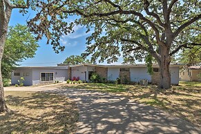 Rustic Lake Buchanan Hideaway w/ Game Room & Grill