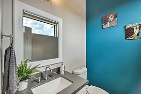 Stylish Houston Townhome ~ 3 Mi to Downtown!