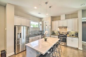 Stylish Houston Townhome ~ 3 Mi to Downtown!