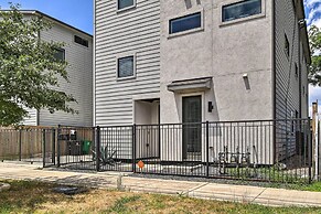 Stylish Houston Townhome ~ 3 Mi to Downtown!