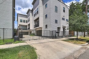 Stylish Houston Townhome ~ 3 Mi to Downtown!