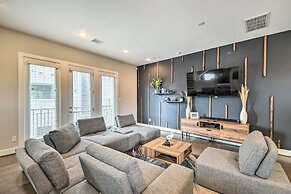 Stylish Houston Townhome ~ 3 Mi to Downtown!