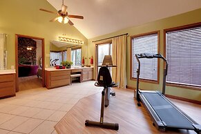 Stunning Southaven Estate: Pool & Spacious Deck!