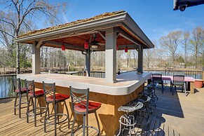 Stunning Southaven Estate: Pool & Spacious Deck!