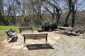 'riverside Hide-a-way' w/ Patio, Bbq, Fishing Pier
