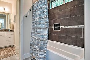 Walk to Lake Austin: Spacious Getaway w/ Patio