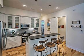 Walk to Lake Austin: Spacious Getaway w/ Patio