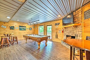 Gatlinburg Cabin w/ Home Theater & Hot Tub!