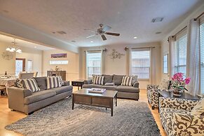 2,500 Sq Ft Townhome - Walk to Central River Oaks!