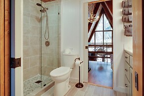 A-frame Gatlinburg Cabin w/ Deck & Private Hot Tub