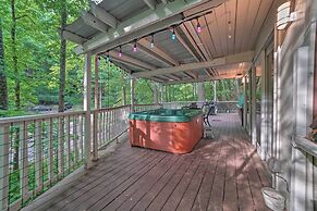 A-frame Gatlinburg Cabin w/ Deck & Private Hot Tub