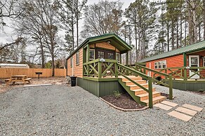 Beautiful New Bern Studio Cabin w/ Fire Pit!
