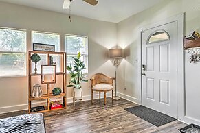 Cozy + Modern Indy House ~ 5 Mi to Downtown!