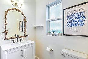 Cozy + Modern Indy House ~ 5 Mi to Downtown!